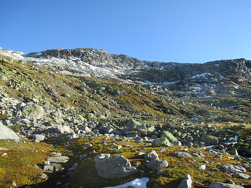 I Holebudalen med tilbakeblikk mot toppen