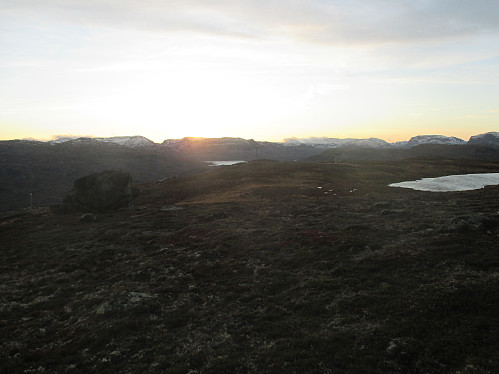 Solnedgang på Nordre Råsanuten. Horisonten dannes av kjempene Vassdalseggen, Kistenuten, Sveigen, Verjesteinsnuten og Store Nup
