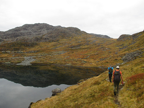 Langs vestenden av Vetrhusvatnet på 748moh med kurs for Alvaldsnuten. Selve toppunktet er skjult bak fortoppen på 1140moh