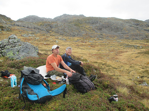 Pause ovenfor Krokavatna med Alvaldsnuten i bakgrunnen