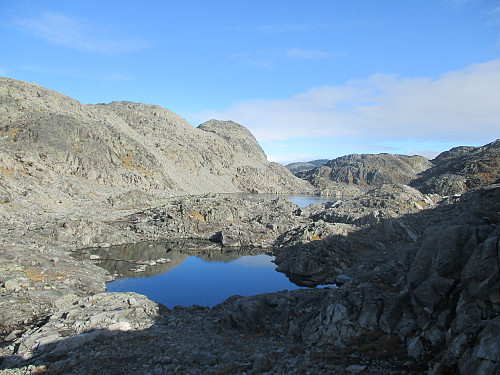 I botnen mellom Alvaldsnuten og fortoppen på 1140moh med vatnet på 1020moh i bakgrunnen