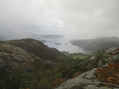 Utsikt mot Nessa og Fiskå med Steinsvikfjellet dominerande