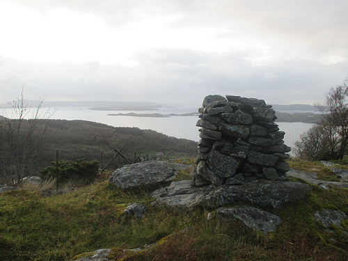 På Ravnåsfjellet med utsikt mot Ryfylkeøyane, med Fogn nærmast