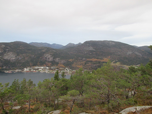 Utsikt mot Skjersvika (Vigå) flankert av Tunglandsfjellet og Øykjafjellet. Bak ser me Tibergfjellet, Ternefjellet, Guromyrfjellet og Homsknuten