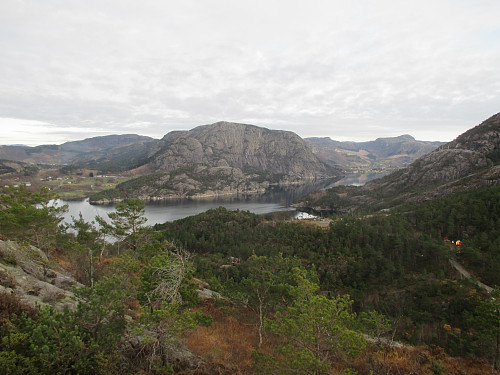 Frå Døvikhammaren mot Årdalsfjorden med Nessa til venstre, Årdal til høgre og Steinsvikfjellet dominerande