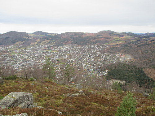 Utsikt over Jørpeland, med Barkafjellet, Kjortåsen og Longaberg dominerande