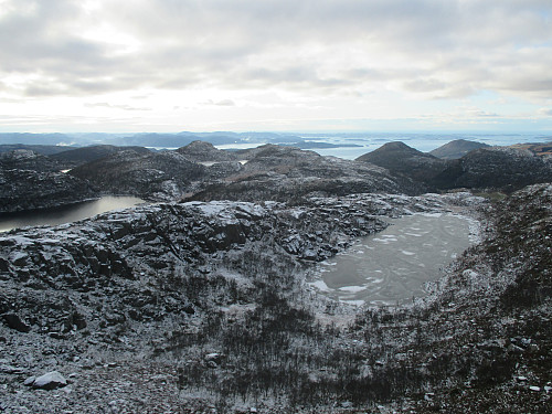 Frå vesttoppen mot Holtjødna. Det er flott utsikt mot fjorden og bylandet bakerst. Av toppane er Homsknuten, Førlandsåsen og Barkafjellet kjenneslege