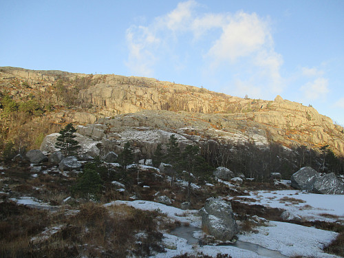 Nedanfor oppstigninga mot Sauafjellet, med klovsteinen oppe til høgre