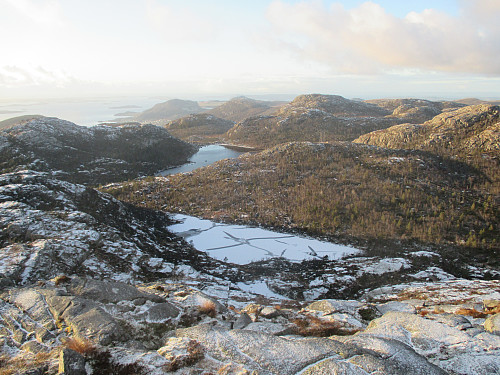 Flott utsikt frå Tårnfjellet mot Rovadalstjødna og Tinturvatnet. Me ser jamvel heilt til Jørpeland