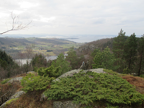 På toppen av Heggheimsfjellet med utsikt mot Bjørheimsvatnet og Tjøstheim