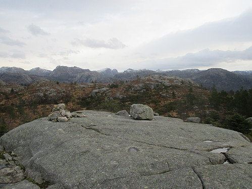 Frå toppunktet med kasse med tilbakeblikk mot høgste punkt. Det er litt av ein "skyline" me ser; i venstre halvdel Reinaknuten/Krossen, Ternefjell, Tibergfjell, Heia- og Småsilhodnet. I midten Revafjellet, og i høgre halvdel Naganibba, Homsknuten og Førlandsåsen