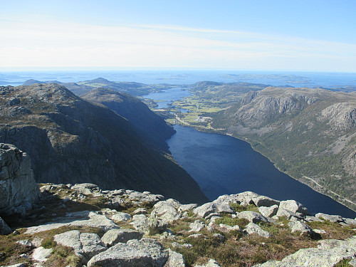 Mot Tysdalsvatnet, Bjørheimsvatnet, Bygda og Tau. Til venstre sjåast Krossen, Skjørbu og Kjortåsen, og til høgre Holtaheia