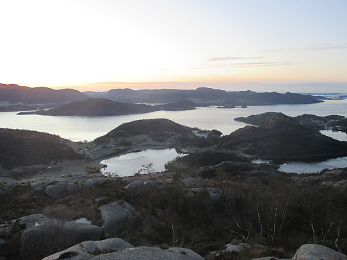 Frå same staden mot Ereviksvatnet og Nordravatnet, Skjeivik og Høgsfjorden med Ådnøy