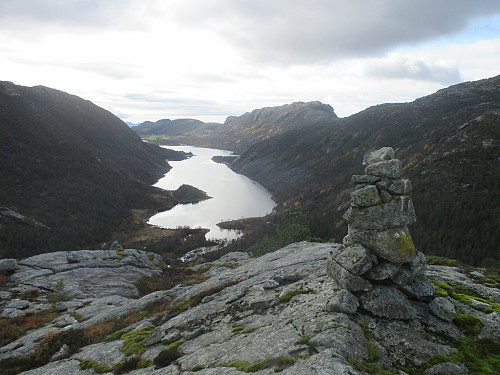 På Solknuten med panorama utetter Liarvatnet. Tibergfjell dominerer midt i bildet