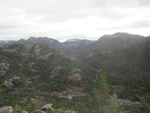 Mot Holmavatnet og Tverråna. Dei dominerande toppane er Liaknuten (710moh) og Krossfjellet, med Bratteliknuten bakerst i midten