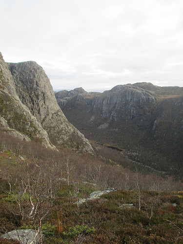 Utsikt mot Småsildalen med Småsilhodnet, Naganibba bakerst og Revafjellet