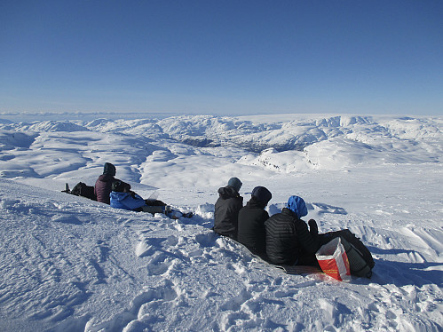 Matpause med herlig utsikt vestover! Vi ser bl.a. Fonna med Rosendalsalpene og brekket helt ned mot Rullestad