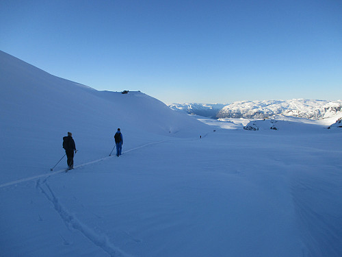 Sola synker på himmelen, og skyggene blir lange. Sørfjorden skimtes i det fjerne