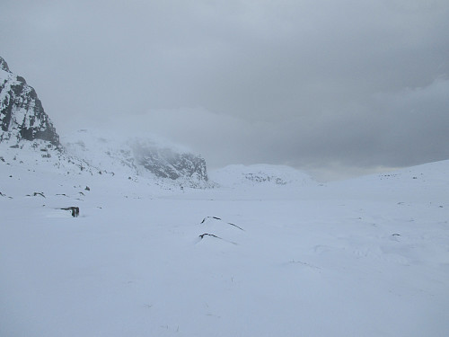 Det føykar og bles ved Målandsvatnet. Prammafjellet, Husaheia og Vardhusheia ligg på rekke og rad