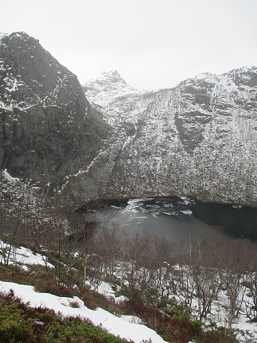 Vel oppe av Småsildalen med utsikt mot Botnatjødna og Naganibba