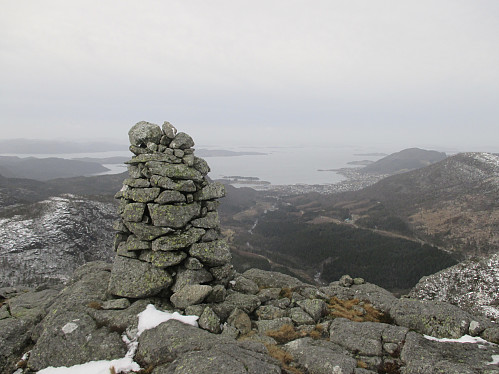 På Homsknuten med flott utsikt over Jørpeland og fjorden