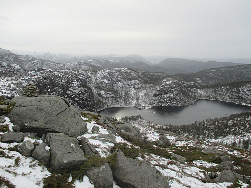 På Kjellsfjellet med utsikt mot Tømmervatnet. Heilt bakerst skimtast ein flik av Høgsfjorden