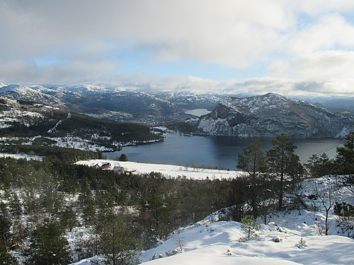 Retur frå Kjortåsen med utsikt mot Åsvatnet, Barkafjellet og Jørpeland med Botsfjorden