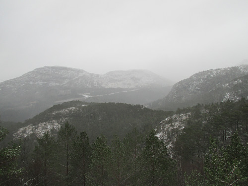 I oppstigning mot Middagsåsen med tilbakeblikk mot Nonsknuten. I bakgrunnen sjåast Dalavegen og Førlandsåsen
