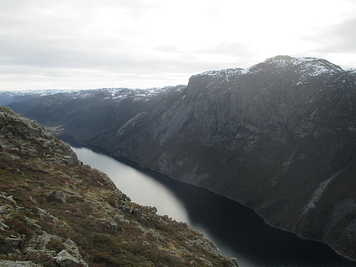 Frå kanten av Svoå mot Tysdalsvatnet, Tysdal og Reinaknuten
