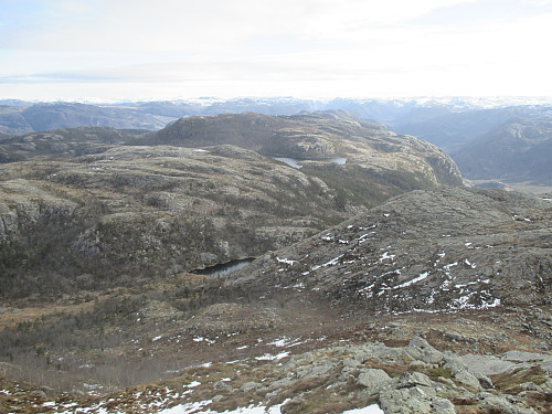 Mot Almåsen og Tjelmavatnet i aust. I framgrunnen ser me Skorpeheia og Klauvåsen på kvar si side av den vesle Stølstjødna