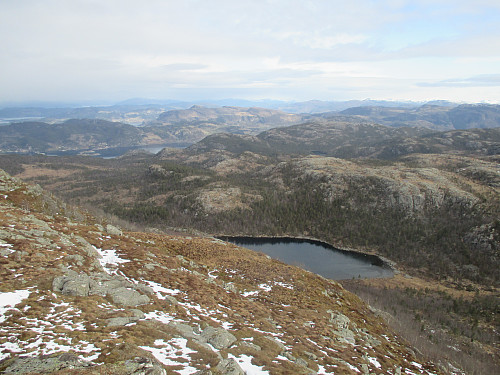 Mot Leitevatnet, Krossnesheia og Årdalsfjorden i nord. Me skimtar óg ein flik av Paddevatnet ovanom Døvik