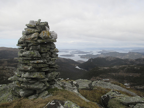 Eineståande utsikt frå varden på det vestlege toppunktet på Almåsen. Me ser bl.a. tilbake til Paddevatnet ovanom Døvik og utover Ryfylkeøyane