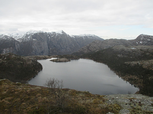 Praktfull utsikt jamvel over Tjelmavatnet med Reinaknuten og Lauvåsen dominerande