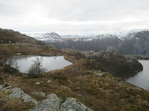 Mot fleire kjende fjell sør for Tysdalsvatnet; Krunefjell, Skorafjellet og Austre Reinaknuten