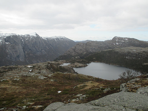 På den vardelause hovudtoppen på Almåsen med om lag same utsikt mot Tjelmavatnet, Reinaknuten og Lauvåsen