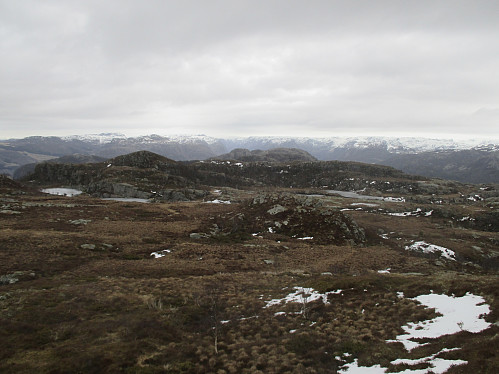 Utsikt austover frå hovudtoppen. Me ser bl.a. Holmavatnet til høgre, og lenger bak går Kyrkjeleidfjellet og Størnafjellet nesten i eitt