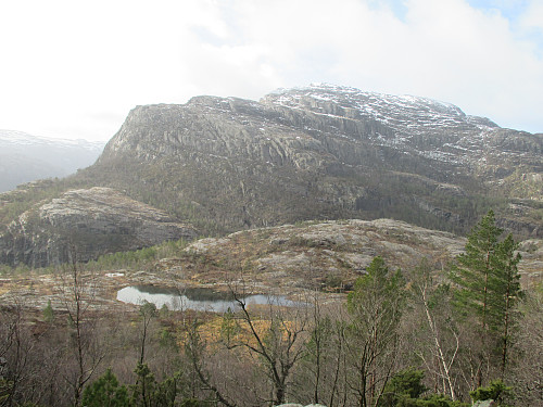 Frå Indra Neverdalskardet mot Neverdalen og Neverdalsfjellet