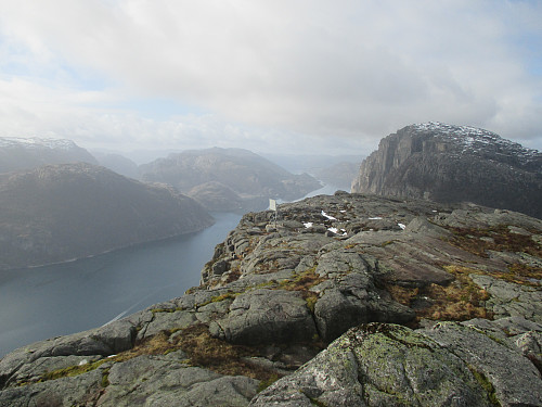 Ditto ut fjorden. Me ser bl.a. Neverdalsfjellet og Lysefjordbrua lengst ute