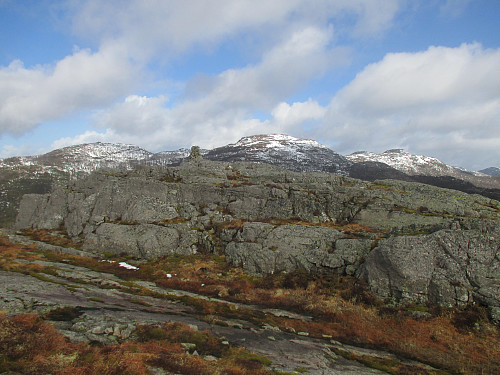Mot toppvarden med Urhaugane, Husafjellet og Godlifjellet bakanfor