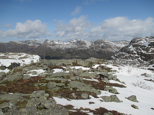 Frå toppen av Urhaugane med utsikt mot toppane nord for Svortingsvatnet og Hengjanevatnet. Naganibba og platået ved Krokavatnet er kjennesleg med dei tre toppunkta i midten. Ellers ser me Heiahodnet og Revafjellet til venstre og Godlifjellet heilt til høgre