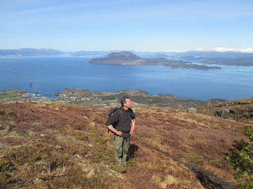 På veg mot Gråhorga med flott utsikt over fjordbassenget og bl.a. høyreiste Borgundøy