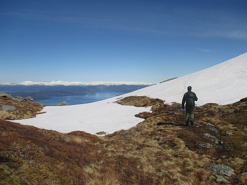 Det er ennå mye snø i oppstigningen på nordsida av Gråhorga, for ikke å snakke om i Kvinnheradsfjella i bakgrunnen