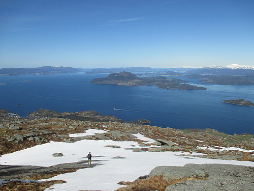 Straks på toppen av Gråhorga med utsikt mot øyriket i nord. Av toppene er Englafjell kjenneslig helt til høyre