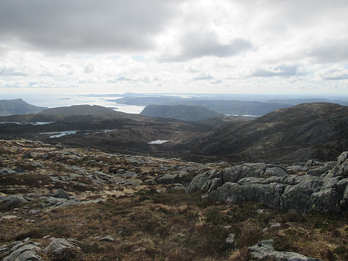 Utsikt mot Hervikfjorden med Borgøy nærmest og Boknafjellet i bakgrunnen