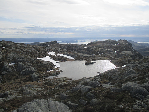 Frå hovudtoppen med utsikt over det flotte toppområdet på Tibergfjellet. "Haifinnen" og vesttoppen er kjenneslege