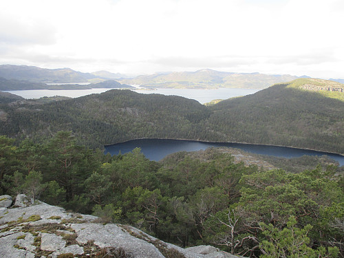 Flott utsikt ned i Gåsavatnet med Eldridåsen dominerande til høgre. På andre sida av Høgsfjorden sjåast Bersagel og Vårlivarden