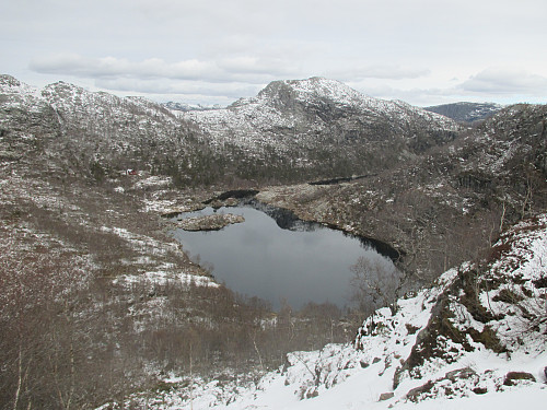 I den bratte oppstigninga mot Naganibba med utsikt mot Nagatjødnane og Krossfjellet