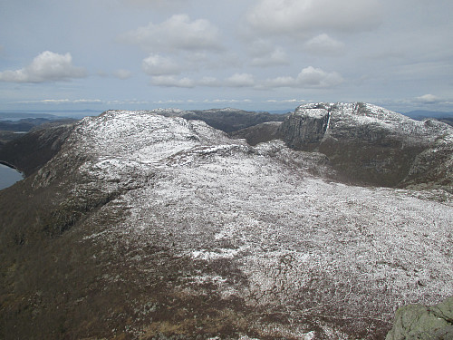 Snøkledd over 550 moh på Nagaheia og Revafjellet. I bakgrunnen dominerer Heia- og Småsilhodnet