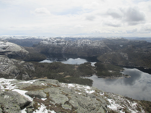 Vakker utsikt mot Hengjanevatnet og eidet mot Svortingsvatnet. Dominerande toppar er Husafjellet, Urhaugane og Neverdalsfjellet lenger bak