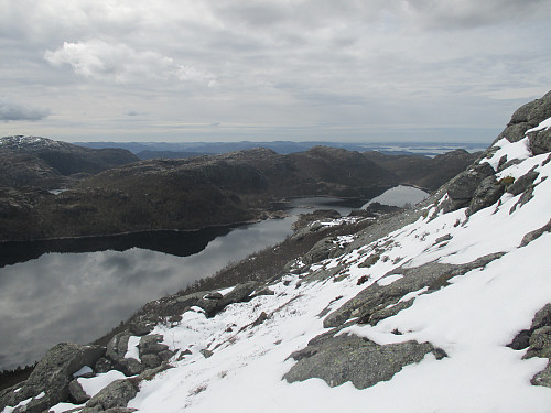 Eit stykke nedanfor toppen av Nibba med utsikt mot Svortingsvatnet. Til venstre dominerer Moslivarden, lenger til høgre bl.a. Tårnfjellet